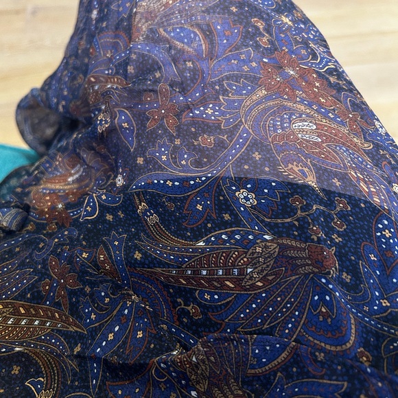 Elegant Paisley Design Sheer Skirt - Picture 2 of 3